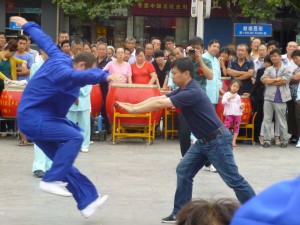 Démonstration de tuishou par Le Grand maitre Yang Jun. Noter le travail du partenaire qui littéralement s'envole